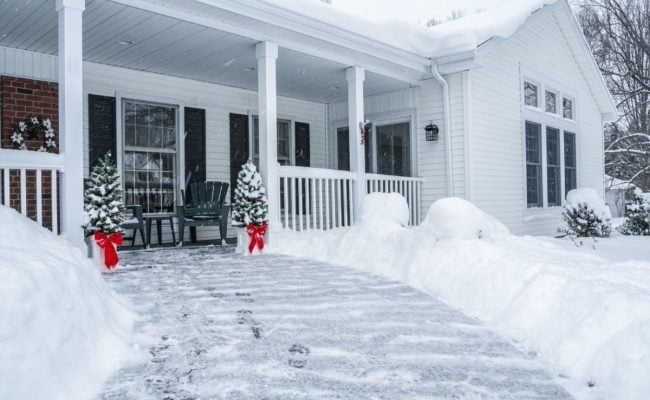 How to Salt or Sand your Driveway During Winters