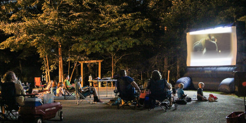 How to Plan An Outdoor Movie Night to Meet Your Neighbors After Moving